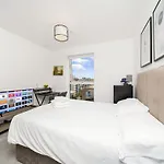 Ensuite Room - Prime Spot Near O2 & Canary Wharf